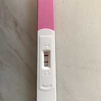月经推迟了五天，最近一直胸胀，腰酸，以为要来大姨妈，没想到早上测了一下两条杠，应该是中了吧！