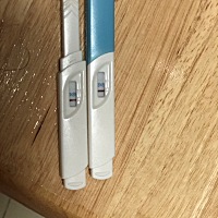 月经推迟快两个月，最后一次来月经是11.11。12.25检查身体说过两个星期会来月经。现在验出很淡的两条。...