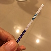 12月7号末次月经，图一是昨天测的试纸，图二是今天测到的