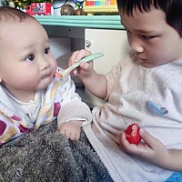 哥哥照顾弟弟了😁