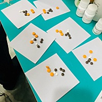 中午在那里吃饭，宝宝吃的一个豆沙包子，然后他说吃了又积食，你抢过来，我说为啥对孩子这么暴力呢，还...