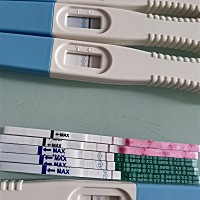 试纸测出来两根线，去医院验血又没怀孕，什么情况，停经第5天，有没有类似情况的