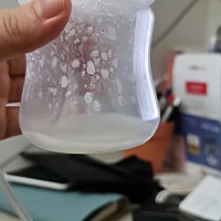 半夜堵奶，大面积硬块 不知道为啥，突然就堵了，大面积硬块，很痛，吸奶器半个小时就吸了一个底子出来。...