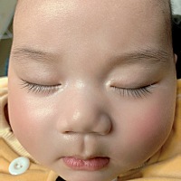 上次睡觉拍照留念玩睫毛就被我剪了，终于长出来一些了希望会更长啊