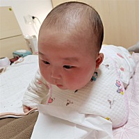 从出生时的小瘦子变成现在的小胖墩儿，个子没长多少，肉却是长了许多，体检超重，给少吃点吧就哇哇大哭...