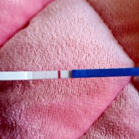 有一条杠要深一点，有一条杠要浅一点，是不是怀孕了呀？