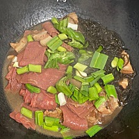 每天喝三次奶粉，每次300毫升，另外早中晚三餐还跟着大人吃些主食，本周香椿刚上市，吃的比较多，安排好...