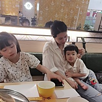 孩子满月就出国了，聚少离多，似乎已经有点习惯肚子带娃的日子，有时候真的很羡慕一家三口，有独自带娃...