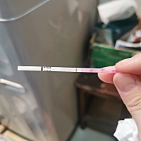 距离大姨妈还有5个，今天早上测了下，大家能看出杠子吗？我咋感觉有又没有 只感觉最近乳头涨，小便频繁...