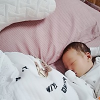 从第4天开始一天天黄，成小黄人了 天天晒太阳 希望黄疸赶紧退下去