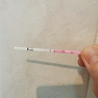 备孕一个月，如果是准确的那么太好了，虎宝宝就要来了，一下是检测后3分钟拍的，比昨天印记深了，这两天...
