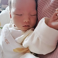 现在21天了，白天睡觉挺香的，晚上有点闹腾，吃饱不睡，哼哼唧唧的