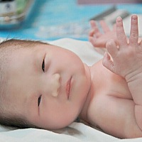 众所周知，新生下来的宝宝五官和皮肤都还没有生长开，会显得皱巴巴的、丑丑的。甚至有宝妈会为新生宝宝...