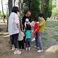 小孩子喜欢小宝宝 看那小眼神儿！ 快忙不过来了！