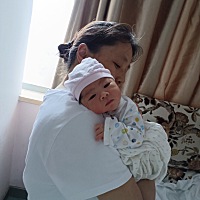 小家伙吃完奶好享受，暂时没有奶的姐妹不要着急，让宝宝多吸吮，不然混合喂养也可以，不要有压力，心情...