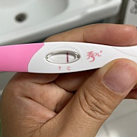 姐妹们，帮忙看看，是不是有了呀？万分感谢哈，我自己看到是有一根浅浅的粉。