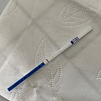 今早起来测是弱阳，就去医院查了b超还验了尿，查b超要憋尿我喝了三瓶水，b超显示看不到孕囊但是子宫内膜...
