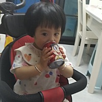 现在我们家的小公主长大了。一岁一个月，26天了。妈妈，只要你平安快乐长大就行了。