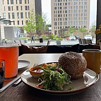 人近中年是一种什么感觉？大概是骚动混合着压抑，理智伴随着冲动，天使驯服着魔鬼，我不知它缘起何处，...