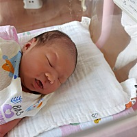 小桃子很顽皮的吐舌头😛