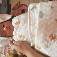 闺女刚洗完澡 缩缩成一团了😂