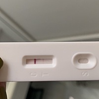 蓝色的早早孕试纸是早晨测的，白色的验孕棒是中午测的，距离姨妈还有14天，是怀了还是没怀，会不会是炸...
