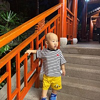 我的宝贝长大了，吃完晚饭我说要带他出去玩，走到门口准备换鞋，宝贝在鞋架上帮我拿下来拖鞋放到地上给...