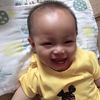 肖宝宝：农历一岁满了，8颗牙，目前技能扶着沙发桌子走，踩学步车走，地上爬；纯母乳，打算秋天断奶