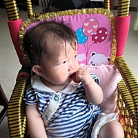 生出身高才50现在还是65了。就是不长体重不长身高，管她长不长的，只要健康就行。