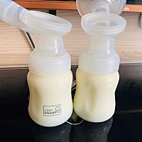 母乳太多怎么办？儿子食量又太小，买了两个冰柜都快冻不下了，真的旱的旱死涝的涝死，不吸又胀得不行，...