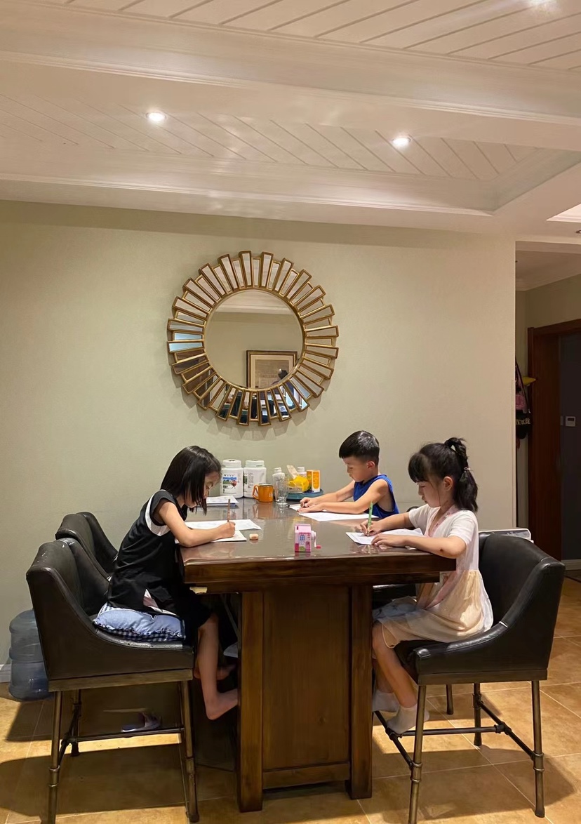 7我辞职了，搬去了他家，做了二十多天的小月子，我们又同居了，日子继续过着，10月份的某一天我发现我又怀孕了，这次是我不想要了，他因为工作在上海出差，叫他妈妈来陪我去的医院，2009年一月份我又怀孕了，他带着我去医院做的无痛人流，做完带他家住了几天快过年了，我回了我的老家，我在老家等了一个月，他没有说接我回去，我也没有要回去的意思，就这么僵持着，不知道为了点什么事吵了一架，我们俩都觉得分手是最好的，三月份我和闺蜜去北京玩顺便去他家里把我的东西拿走，我闺蜜在我当时上班的宿舍等我，我上去收拾东西，收拾完了（虽然嘴上说分手可到底还是舍不得）我问他 没有什么花想跟我说吗？他面无表情的跟我说没有，我哭着拿着自己的东西走了
8现在想想，女人在感情中总是爱自欺欺人，我走了四个月后他给我发了一个短信说 （回来吧，你在哪我去接你）就这么短短的几个字，我又屁颠屁颠的回去了，（想想自己也是真够贱的，当时在老家的一个超市上班，连招呼我都没打就跟他去了北京）
9这个时候是2009年7、8月份吧，该吃吃该喝喝该吵架了还是要吵一下的，不过这个时候我们已经不怎么说分手了，我也和我爸妈说了我谈男朋友了，是北京人，我爸妈亲戚们都说让我好好处，他们更多的是怕他不要我了，当时我倒没觉得有什么，现在回想起来确实悬殊太大了，出生就含着金汤勺长大的和我这个地地道道的农村丫头片子确实不太搭配，（题外话，婚后我妈说她压根不看好我们俩个）双方父母都知道我们谈恋爱了，他带我出去吃饭的时候会见一两个朋友了，我以为日子就这么一直美好的过下去了，12月份我在次怀孕了，因为双方父母都知道了，所以我们订婚了，2010年的5月1号我们结婚了（这一年我20虚他27周，我怀孕四个多月）
10也就是从这一年开始，各种问题都来了，从这一年开始到孩子出生往后的几年我发现他其实根本就不爱我，可能没结婚以前爱，但是孩子出生后他一定是不爱我的，老大出生那天他不在，第三天才回来医院，为此出院回家我们就大吵了一架，我问他是不是故意的，明知道我快生了还跑去出差？（我们自己的经营的小公司，出差完全可以别人去的）这是我不理解的地方，吵了半天他也没有解释，接下来的日子每隔几天就会大吵一架，在孩子六七个月的时候我选择了上环避孕，不知道是上环的原因，还是生孩子后x冷淡，我特别反感他碰我，碰一下我的反应大的吓人，然后我带着孩子和他分居，就是不在一个房间睡，他每天就是上班家里的事一切不管，我自己带孩子管着家里大小事，生了孩子将近一年的时间我们几乎没怎么同居过，我的闺蜜告诉我说我这样不行，这么明显的把他往外推给别人嘛，我当时很不以为然，我觉得我很了解他我觉得他是爱我的