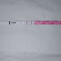 姨妈推迟第九天，昨天早孕白板，今天测了排卵试纸，发现接近阳，这是怎么回事啊！备孕之路，坎坷不平啊……