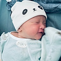 纯母乳喂养，就是有点废妈，半夜起来喂真的挺辛苦的……