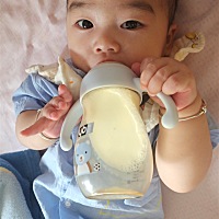 自己抱着喝奶