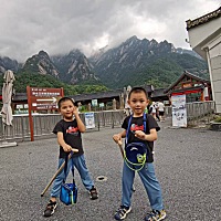 三萌仔黄山旅游，爸爸妈妈带着三萌娃黄山一日游。坐索道，小火车，爬一线天，可真有趣，体力也是一大考验。