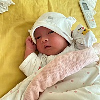 姐姐老是要亲弟弟抱弟弟