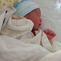 本来来产检的，结果被留下来生了，爸爸爱你哦，愿你才财彩