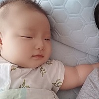 我们睡醒了可乖了，如果不抓妈妈头发就更可爱了