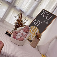 不知不觉慢慢长大的你 第一个月小小的你，喝奶很频繁 第二个月肠胀气的你，每天竖着抱睡 第三个月落地醒...