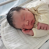 七夕早晨宫缩，去医院，已开一指半，医生说孩子保守估计8斤，双顶径10.2，建议剖腹产，于是马上进了...