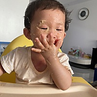 自己开始独立站立了，超级爱走路。给他穿个袜子，知道你穿哪只，给你跷哪只脚，哈哈哈，超级萌！每天晚...