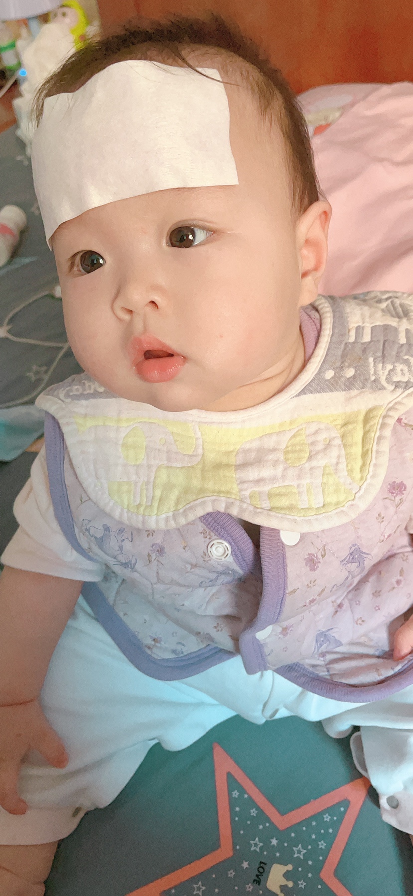 发烧了妈妈很心疼整夜熬着不敢睡