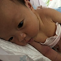 小小的一团刚出生的模样47厘米，不怎么哭吃了睡睡了吃，后面慢慢长大，到今天我们已经一岁啦！麻麻爱你 ...