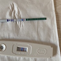 一张图是昨天下午验的，第二张图是今天早上验的，￼￼这是怀上了吗？￼￼