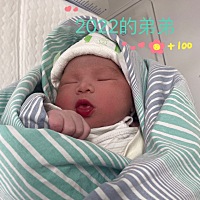 说说我怀孕🤰明显特征： 妊娠线：姐姐没有，肚子干干净净，弟弟有一条长长的线偏左直达两胸之间。...