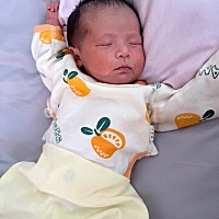 佑佑出生9天了，女宝宝