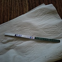 月经推迟两天了，今天测了一下，还是白杆，不怎么回事