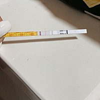 月经还有3天测的，还没上完厕所就已经有印了，是什么情况？