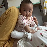 你现在开始有自己的情绪了，开心，不开心都会表现了，还挺调皮的