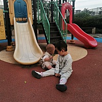 现在体会到两小孩的快乐了，两人会一起玩，打架也很可爱！出去弟弟被别人抱走了，姐姐会大哭还打人家，...